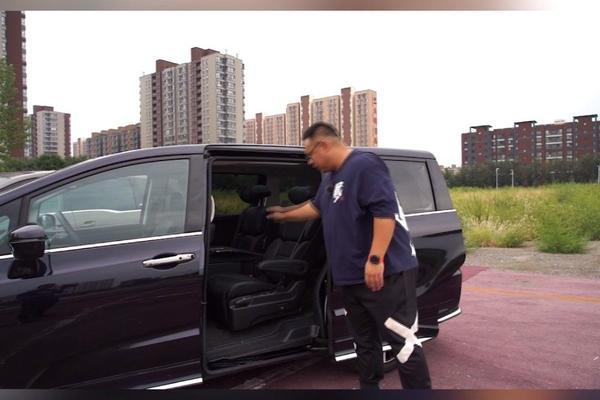 奥德赛的第三排和后备箱空间是完全不如别克GL8的