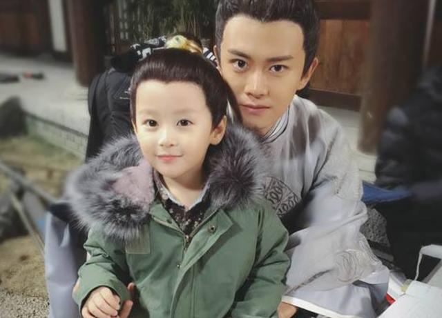 有一种惊艳任嘉伦儿子6岁近照曝光后忍不住想抱回家