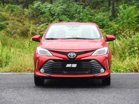 丰田终于良心了！“小号凯美瑞”亮相，油耗仅5L买捷达都后悔了