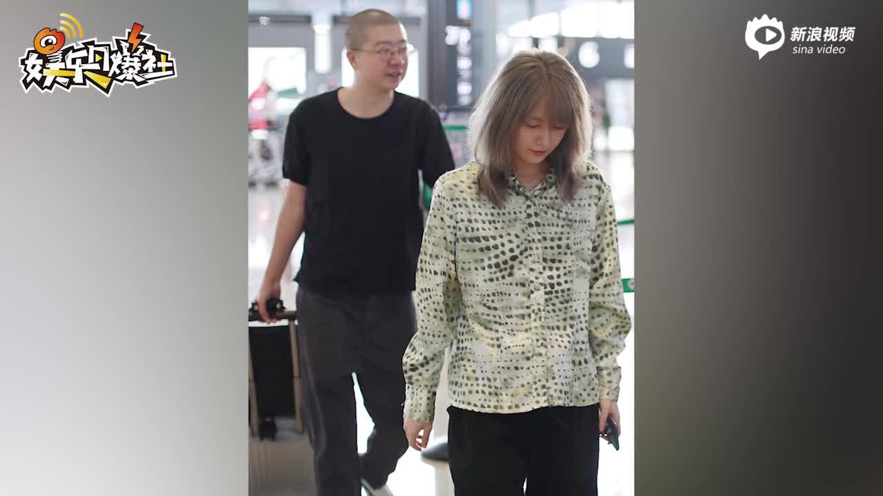 李诞与黑尾酱夫妻甜蜜同框 乖巧跟随妻子困意藏不住