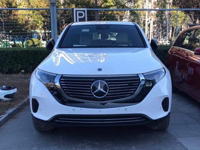 奔驰电动GLC到店实拍，55万就能买，比80万起售的特斯拉划算