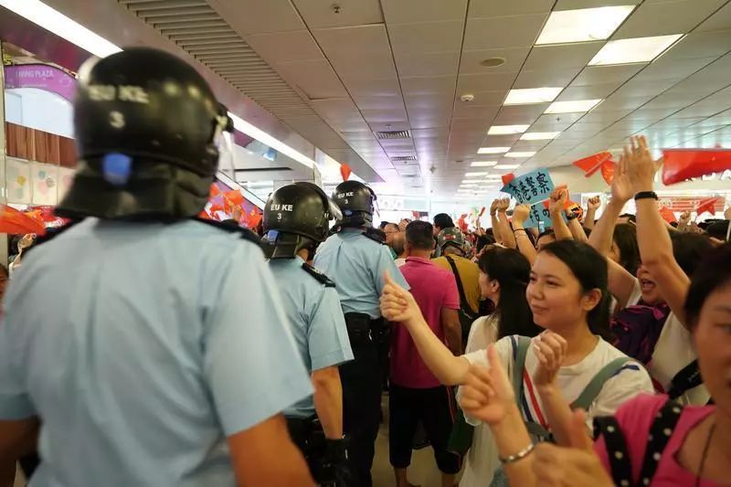 　　9月14日，市民在香港牛头角淘大商场打出横幅向香港警察致敬。新华社