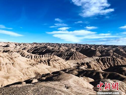 资料图：图为沟壑纵横的柴达木盆地腹地。资料图 中新社记者 孙睿 摄