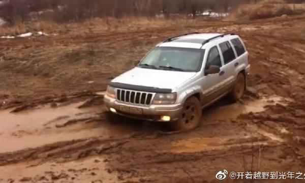 四驱的越野车就是给力啊，真想将我的哈弗H6开过来试一试~