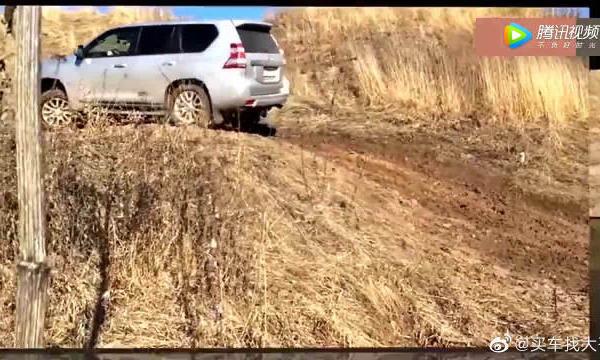 普拉多 vs 大众途锐，湿滑泥坡越野，差距不是一点半点