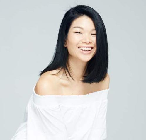 来自中国的世界名模 长相奇丑一脸雀斑 嫁给老外儿子长这