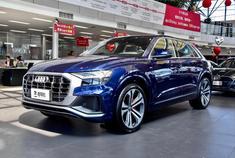 蓝色的奥迪Q8，55 TFSI 至尊限量版，109.76万。