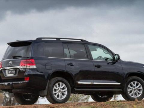 新丰田兰德酷路泽，与凯美瑞同平台打造，配3.5T混动尺寸大涨