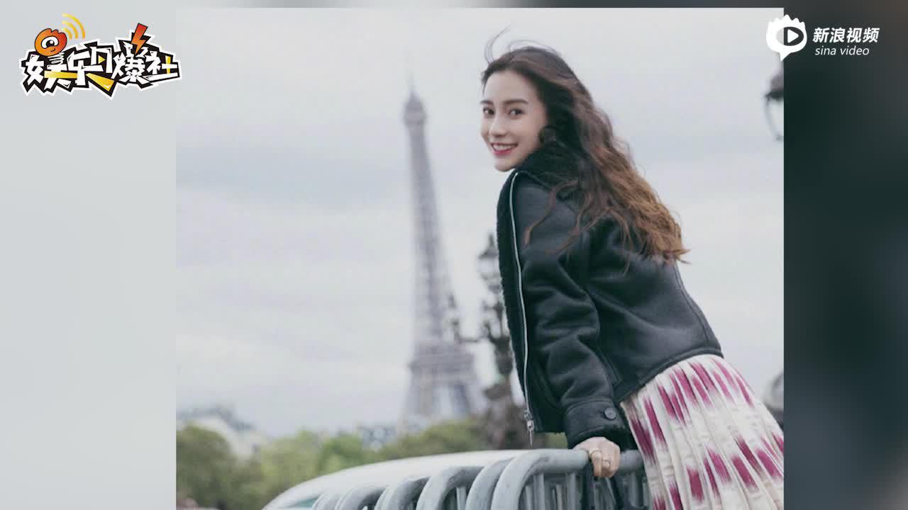 Baby印花长裙显高挑身材 白肌红唇妆容精致状态好