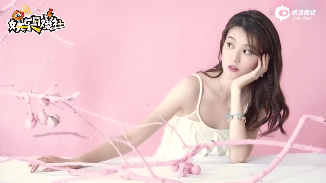 长腿甜心！乔欣穿热裤搭机大秀美腿 对镜比耶俏皮可爱
