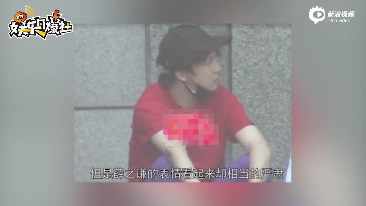 薛之谦带老婆现身医院蹲地抽烟 高磊鑫产后颜值身材在线