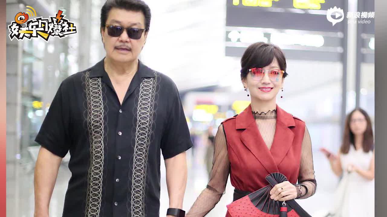 赵雅芝酒红裙+扇形包展古典美 获老公恩爱相伴牵手同行