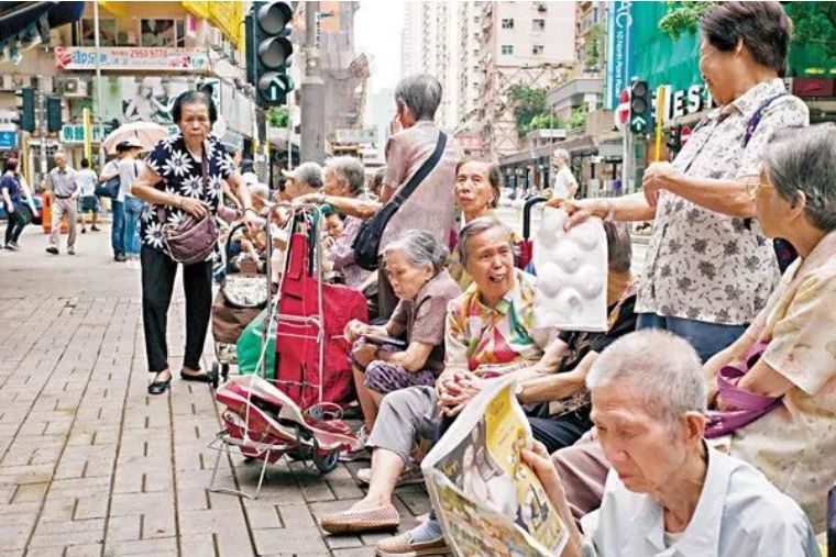 更多香港人到内地养老，英媒：内地的优势香港比不了！养老养老院老年人新浪新闻 