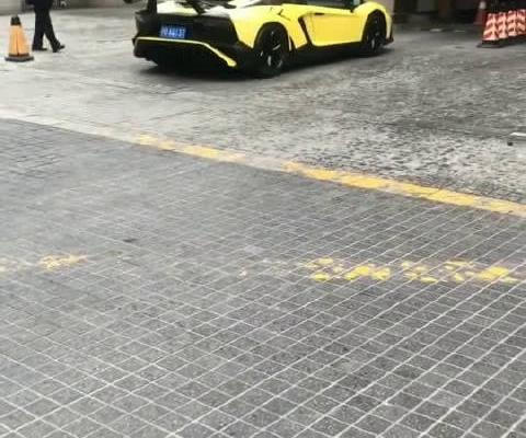 兰博基尼埃文塔多！这个大尾翼真霸气！