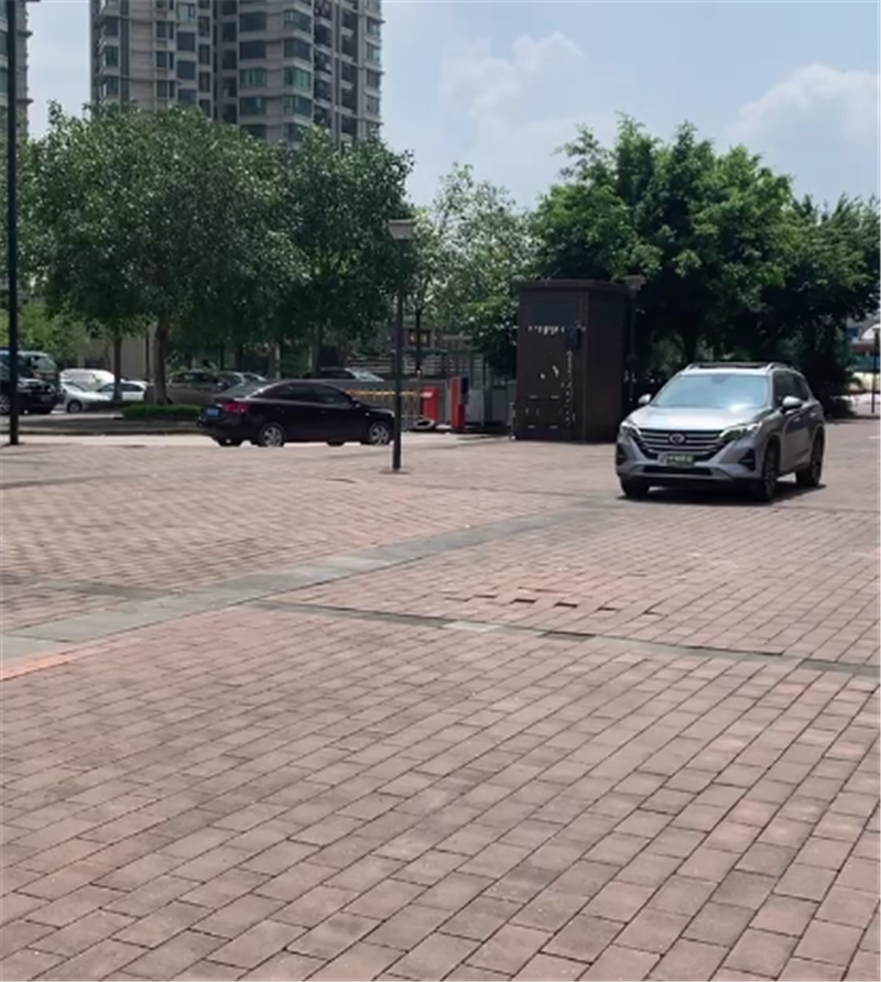 16万传祺GS5测主动刹车,遇障碍物时,本以为会刹停,却撞了