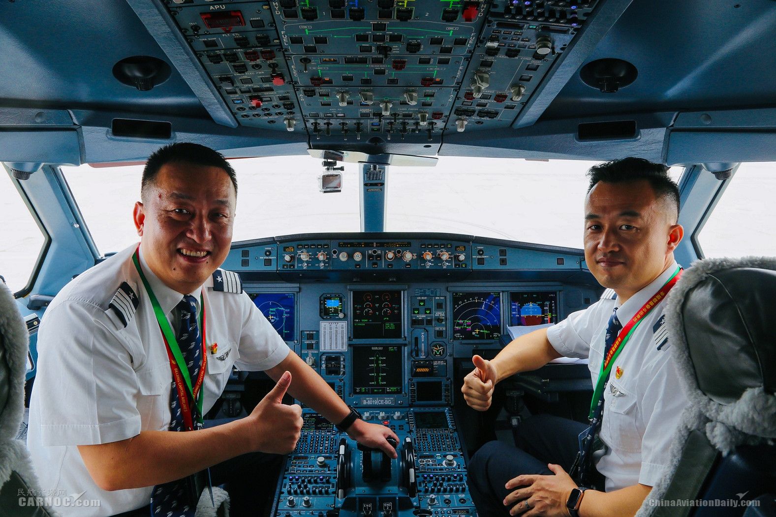 左为李大兴机长 图自民航资源网