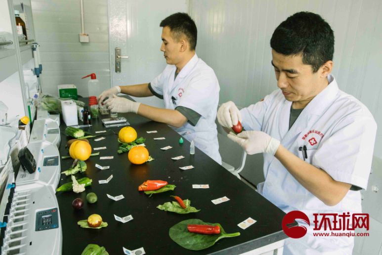 9月17日，北京昌平阅兵集训点，食品在到达阅兵集训点后都要进行严格的质量检测。摄/李昊