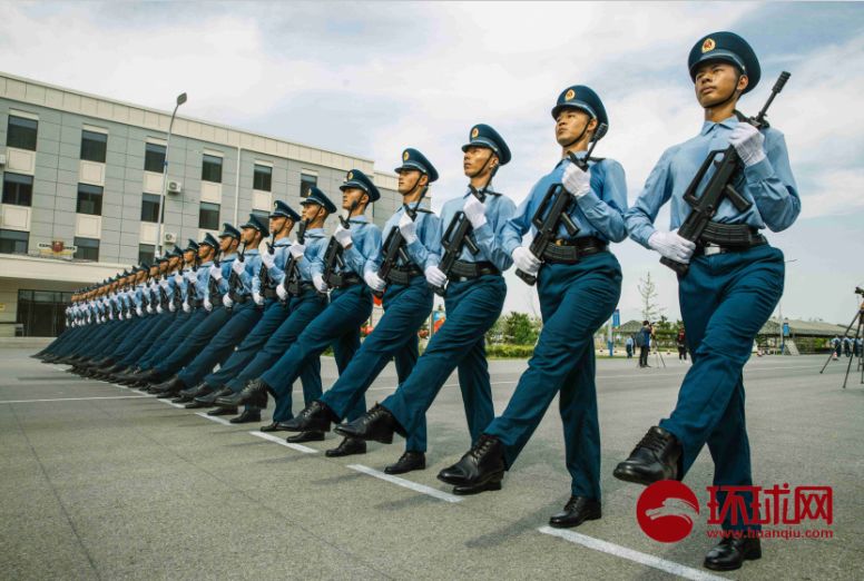 积极准备国庆70周年阅兵，仪仗队于2019年9月17日在北京昌平阅兵集训点进行训练。摄/李昊