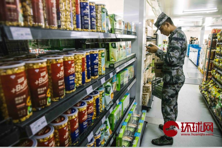 9月17日，北京昌平阅兵集训点，一位参训官兵在超市挑选商品。摄/李昊
