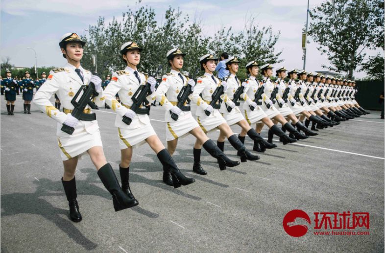 积极准备国庆70周年阅兵，仪仗队女队员于9月17日在北京昌平阅兵集训点进行训练。摄/李昊