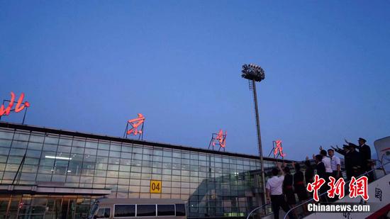  中国联合航空机组人员挥手向南苑机场告别。 供图