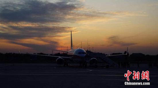  南苑机场夜幕下停放的飞机。供图