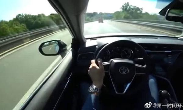 试驾丰田凯美瑞混动的第一视角，高速表现还可以吧