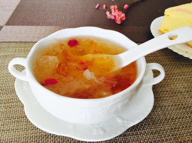 煮银耳羹时，加它是关键，银耳出胶快味道浓