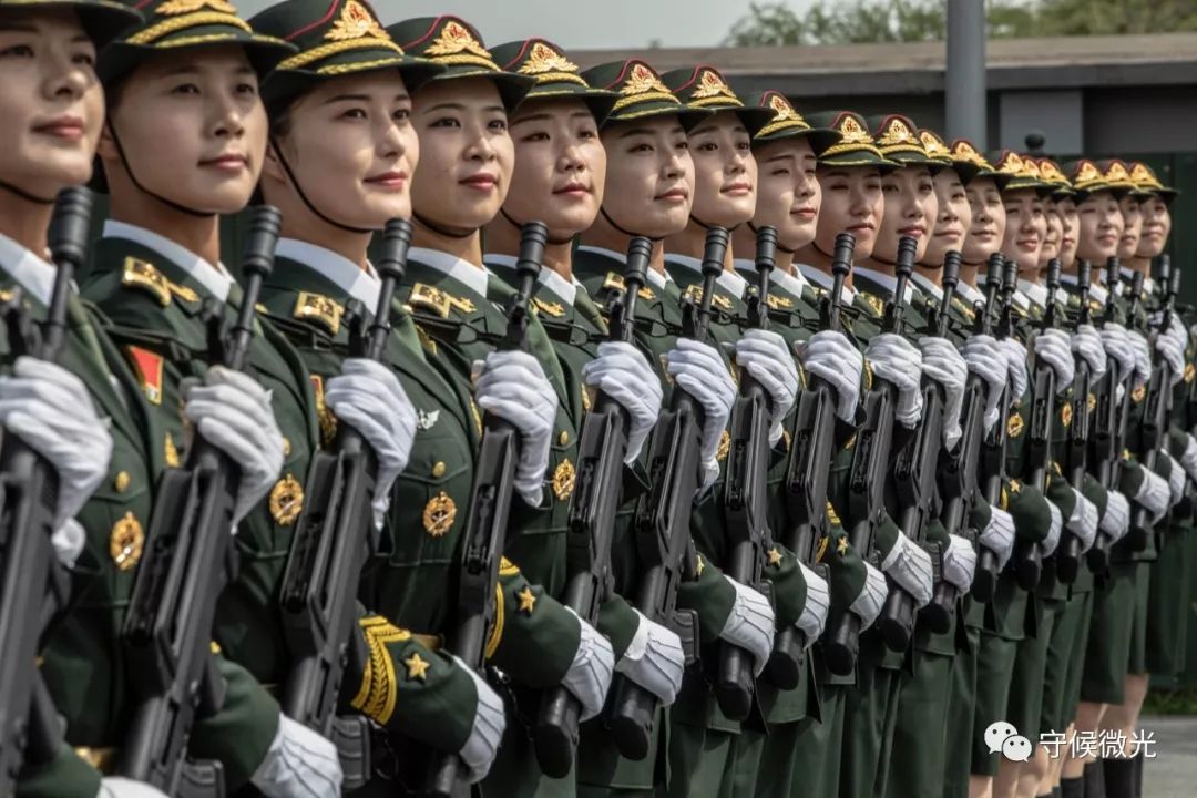 9月17日，阅兵集训点，仪仗方队中的女兵正在进行队列训练。中国青年报 李隽辉/摄影