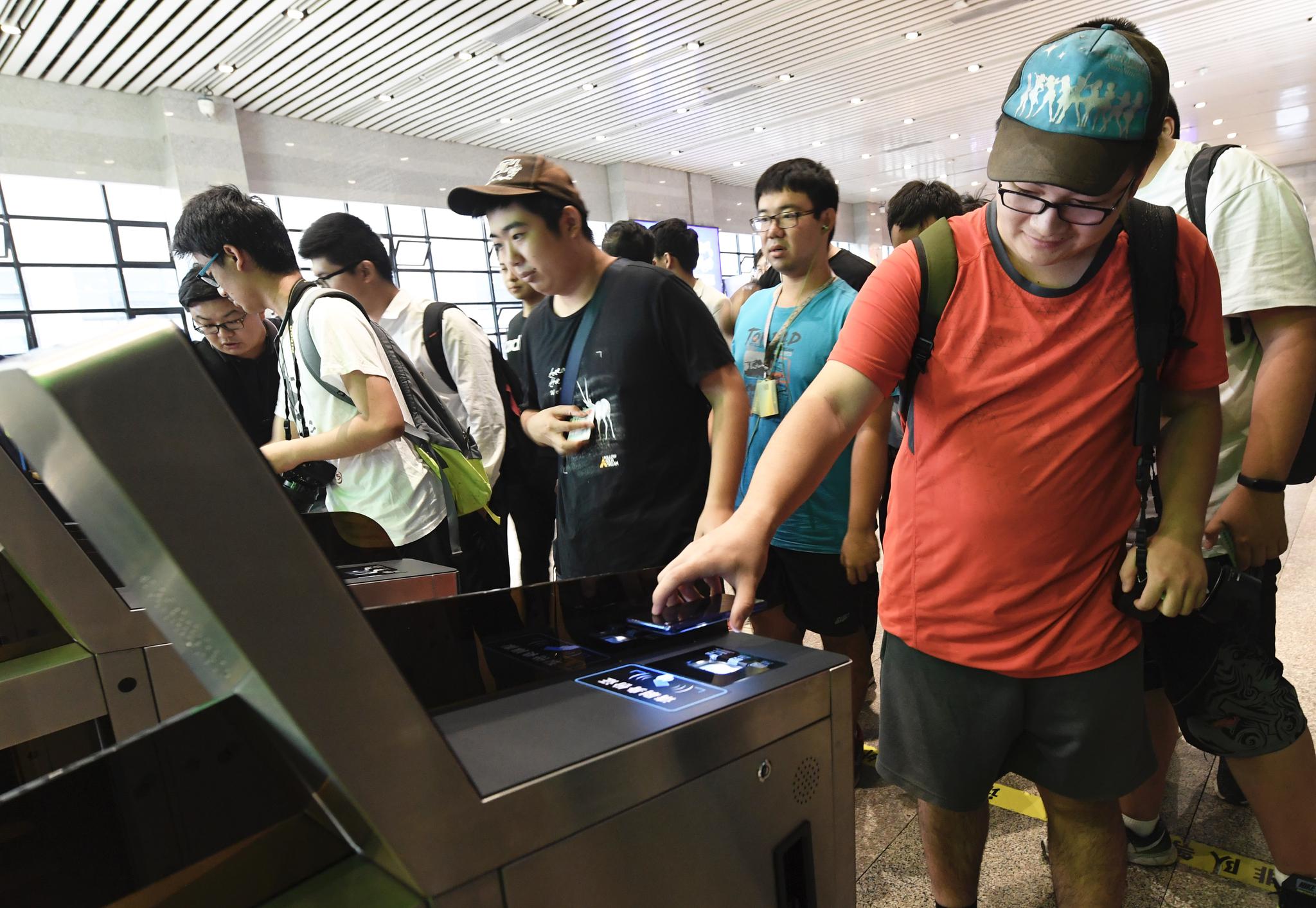 在北京西站，部分乘客使用电子客票进站。新京报记者 吴宁 摄