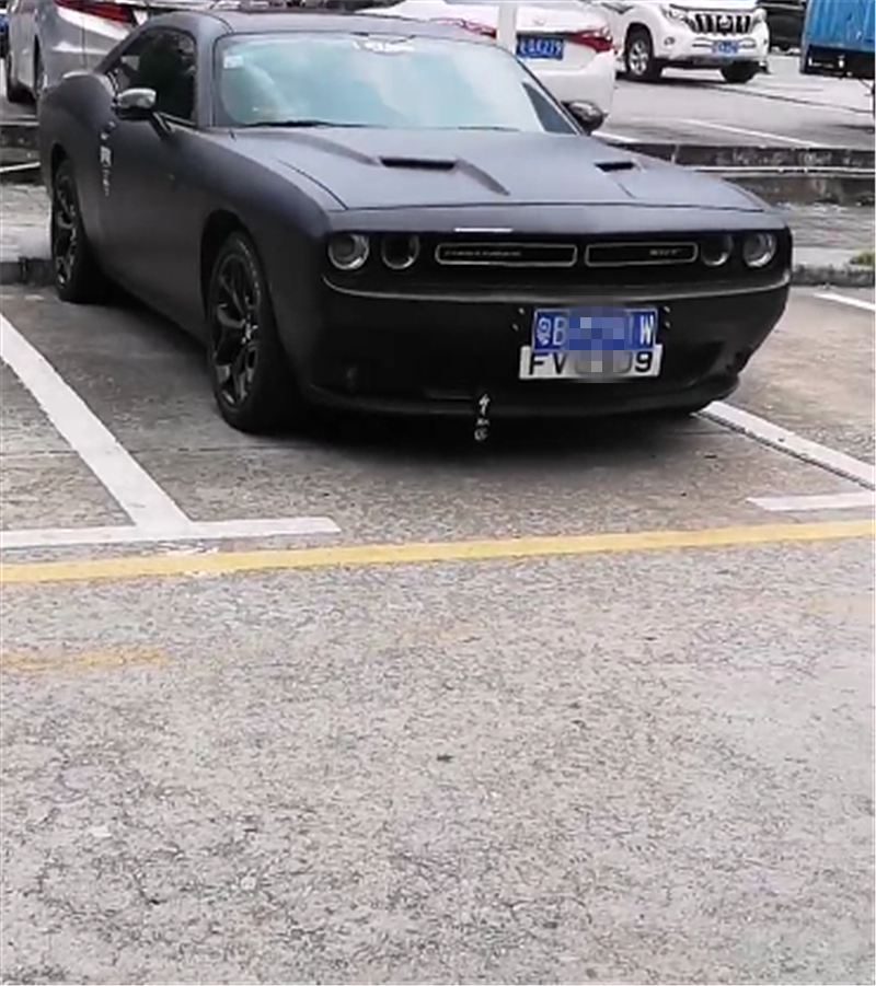 罕见道奇挑战者,挂两地车牌,配机械增压,车头处一标志凸显实力