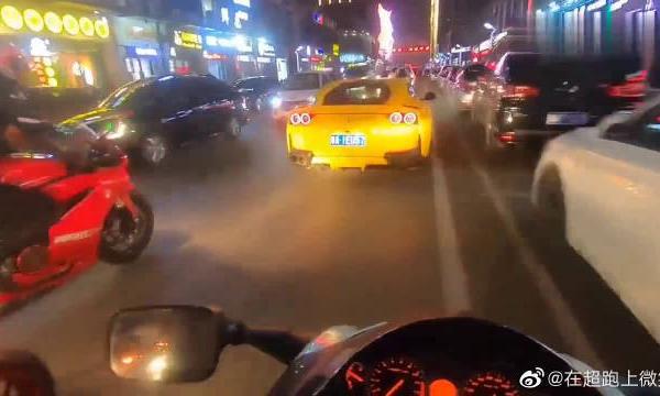 街头偶遇法拉利跑车，没想到还敢上去抢行，胆子可真大！