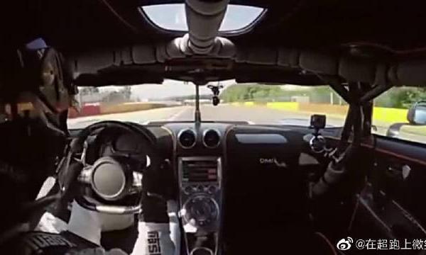 科尼塞克超级跑车，旁边的大尾翼保时捷很无助！