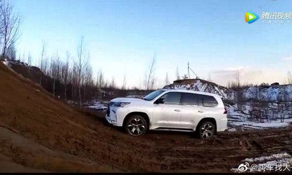 雷克萨斯LX570挑战泥坡，无论发动机怎么嘶吼，就是上不去