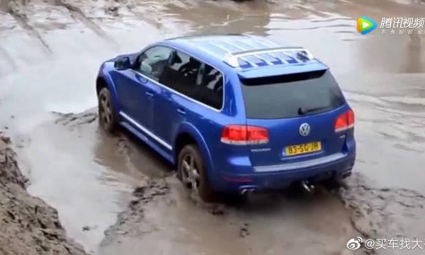 大众途锐挑战水沙坡，强大的W12发动机，也无计可施