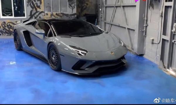 实拍水泥灰兰博基尼Aventador S，尾部还能喷火