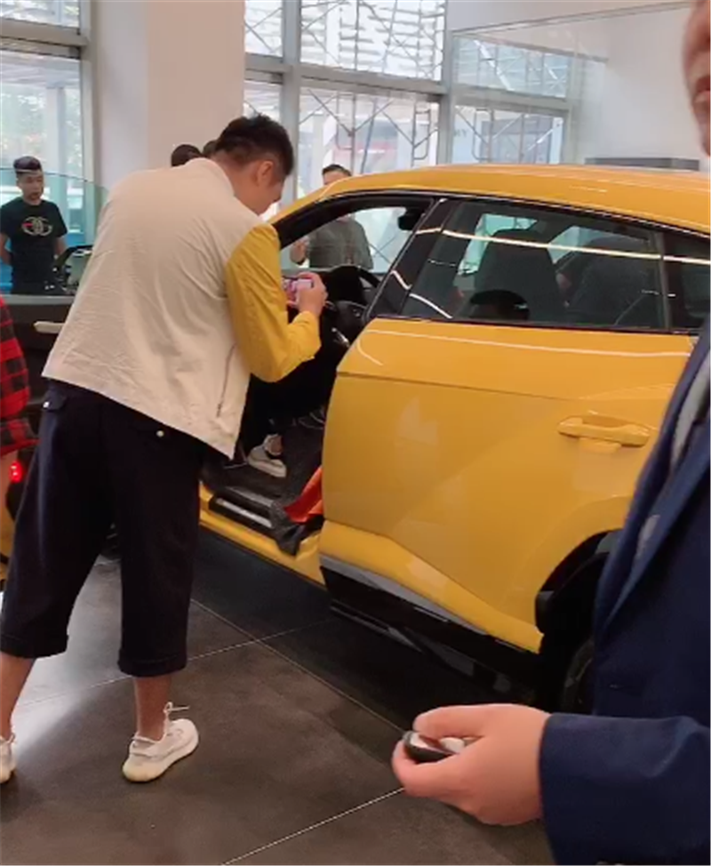 沈阳首家兰博基尼4S店,开业当天人满为患,90后富二代居多