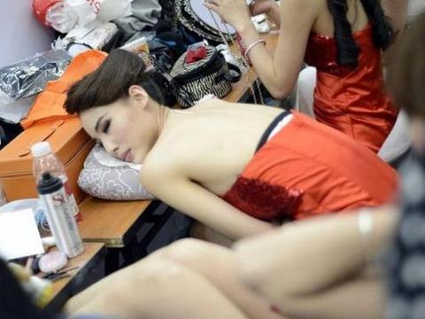 车展上光鲜亮丽的车模，日常生活又是怎样？车模：说多了都是泪