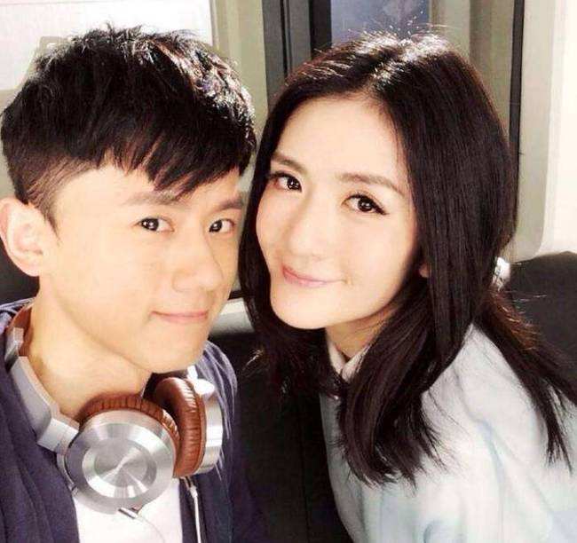 张杰谢娜晒照庆祝结婚八周年，互相表白撒狗粮，街头相拥超恩爱