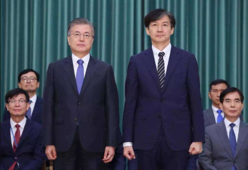 危机四伏曹国在反对喧哗声中上任文在寅总统席位倍受牵连