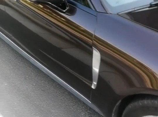 保时捷静音和减震效果真不错，爆胎了要不是路人提醒都不知道！