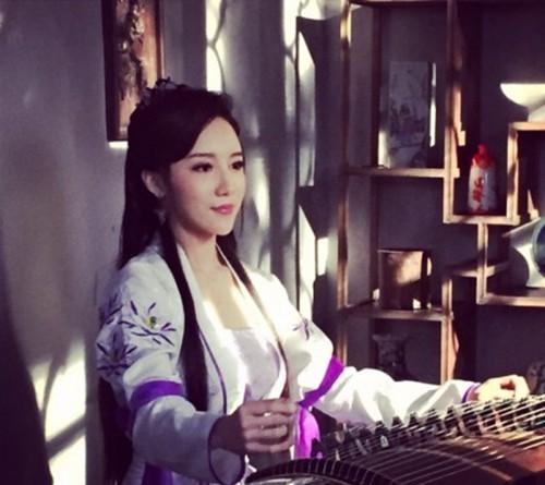教许嵩弹琴、为周杰伦伴奏，这个颜值才华并存的女子是何许人也？