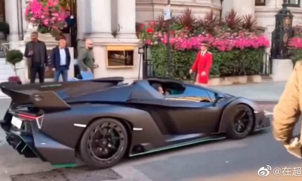 顶级兰博基尼毒药街头晒车，这让前方的路虎都不敢动了