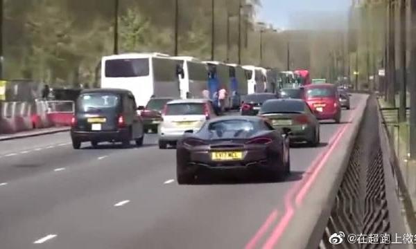 银黑色法拉利超跑在车流中穿行，实在是太帅气！