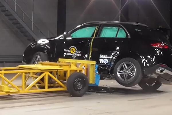 奔驰GLE碰撞测试 豪华新高度安全能否跟得上？