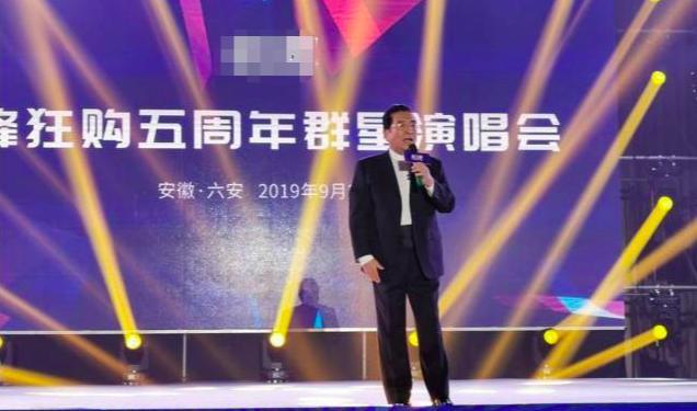 80岁李双江近照好年轻，头发乌黑中气十足，两天唱三场太拼命