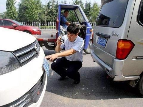 车停路边玻璃被砸碎，保险公司不给赔？老司机：要这样做