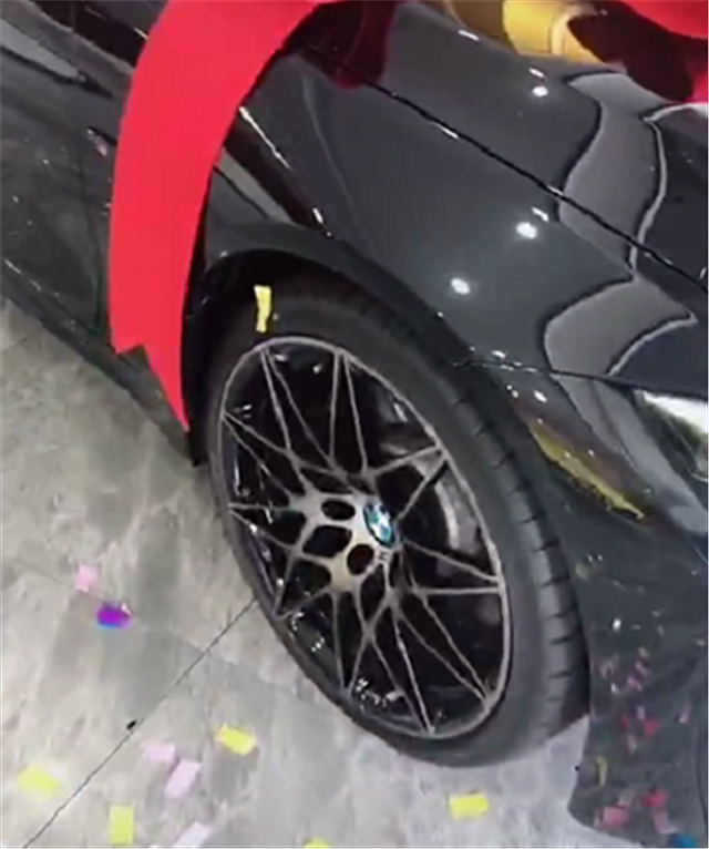 85万宝马M4被提,全车“午夜黑”,4.1秒破百,车主90后