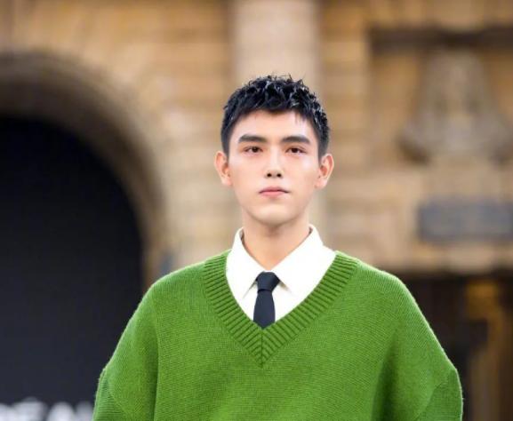 陈飞宇巴黎走秀无修图来了，高清镜头下的真实颜值，你给几分？