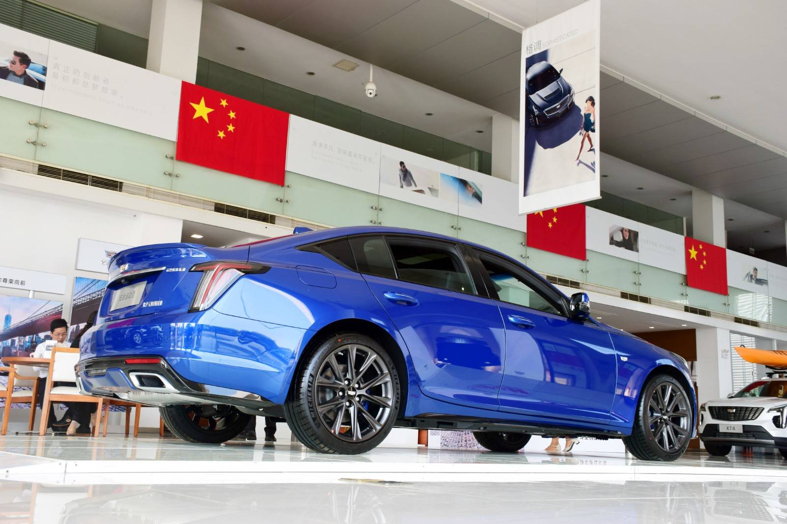 轴距近3米+10AT,还有犀利的钻石切割,凯迪拉克CT5到店实拍